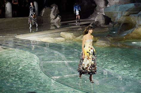 fendi fontana di trevi sfilata tg|90 anni di Fendi, sfilata evento sull’acqua della Fontana di Trevi.